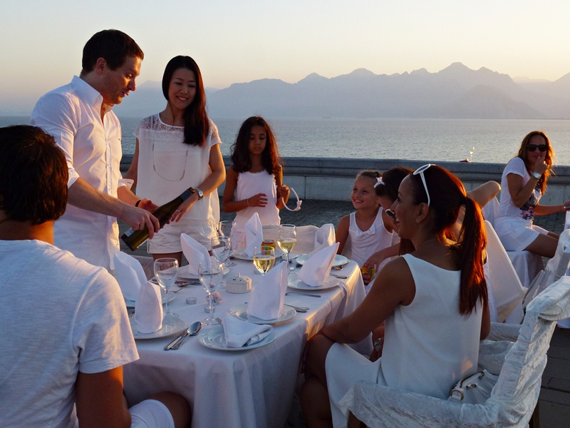 White Dinner, Antalya, Meer, Berge